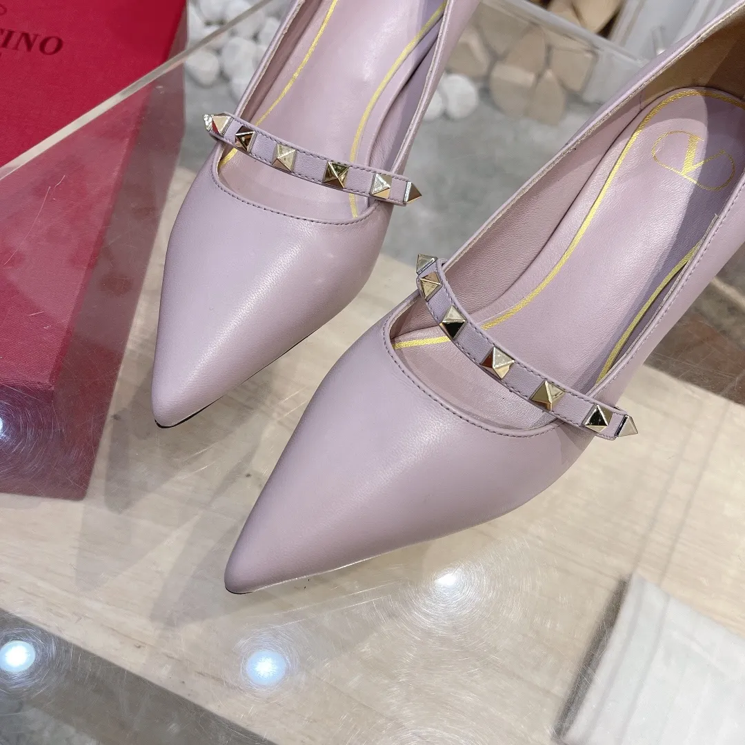 💕💕Factory direct selling price p440💕💕 Genuine leather sole +40 🆕Valentino. Valentino👑👑Latest series in the counter, the highest version, perfect details, very eye-catching catwalk series launched, V family’s hot rivet elements, luxurious and gorgeous! Various colors can be matched with beautiful clothes in spring and summer. There are many choices🎉🎉Exquisite and durable. It is copied at 1:1 of the original product. The upper foot is very pedicure-like. The key point is that it is very good and easy to control. It does not grind the feet and does not tire the feet. It is a walking artifact. The last shape is completely compared to the counter. The details are perfect. Without the original version, it would not be so exquisite! (Note! The heel shape and height are exclusively molded according to the original version, and are not randomly substituted by the market🐂) The color and texture of the fasteners are consistent with the original version! 🔺Fabric: Imported sheepskin, 🔺Lining: According to the original high-gloss imported sheepskin lining 🔺6 colors to choose from: black ➕black belt, black ➕white belt, pink, burgundy, white, apricot 🔺Number of yards: 35 to 42 yards (42 yards are not exchanged) 🔺Heel height: 7cm Rubber sole Genuine leather sole +40